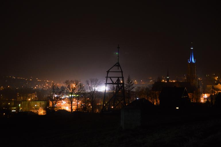 widok na Grybów - nocą - z wieżą triangulacyjną